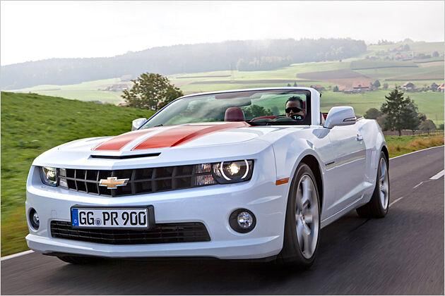 Unter der gewölbten Haube steckt je nach Getriebe ein V8 mit 432 oder 405 PS
