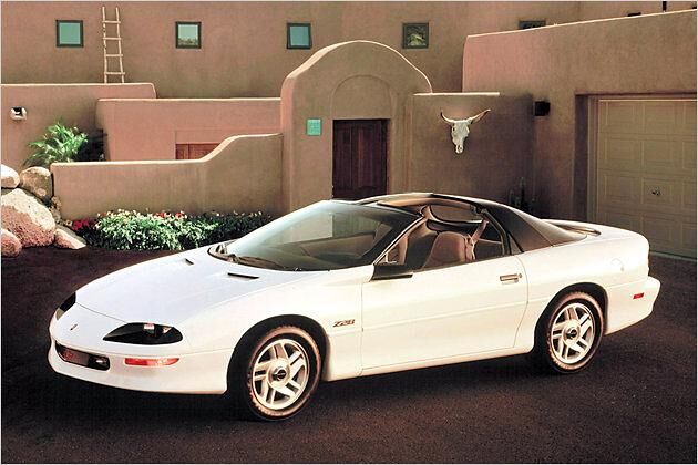 Bis 2002 bot Chevrolet den Camaro in stark rundlicher Form an