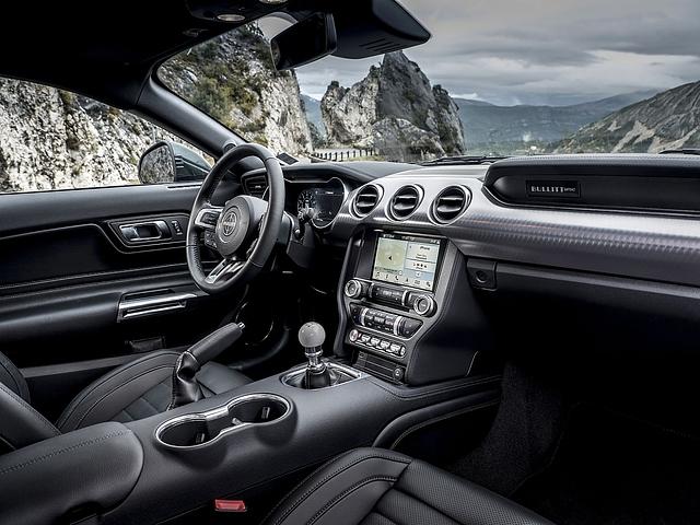 Im Cockpit findest sich relativ viel Hartplastik