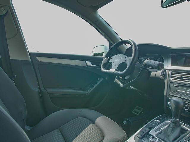 Rechts neben dem Lenkrad ist ein Hebel montiert, mit dem das Fitcar gebremst wird
