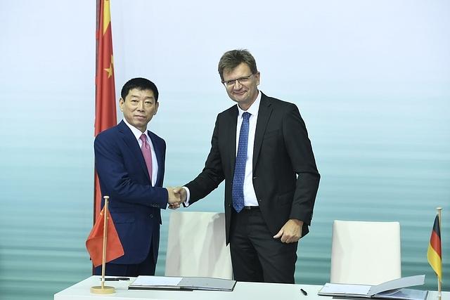BMW und Great Wall Motor zur Produktion von elektrischen Mini Fahrzeugen. Wei Jianjun Chairman von Great Wall Motor und Klaus Fr hlich.