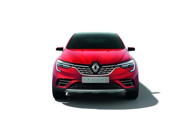 Auch der Renault Arkana hat den großen Rhombus auf dem Kühlergrill
