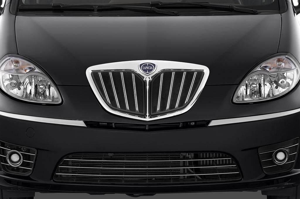 Lancia Musa (Baujahr 2010) Poltrona 5 Türen Kühlergrill und Scheinwerfer