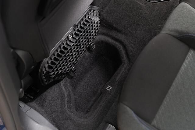 Peugeot Rifter Puretech 110 - zusätzlicher Stauraum unter den Füßen