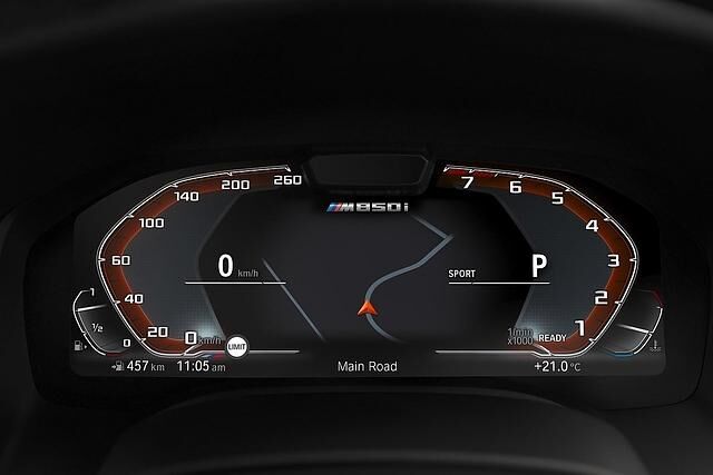 Die digitale Hauptanzeige im BMW M850i Coupe läßt sich je nach Fahrmodus ändern