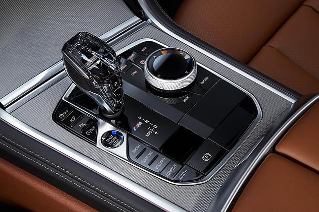 Die 8-Gang-Automatik arbeitet im BMW M850i Coupe präzise und vorausschauend
