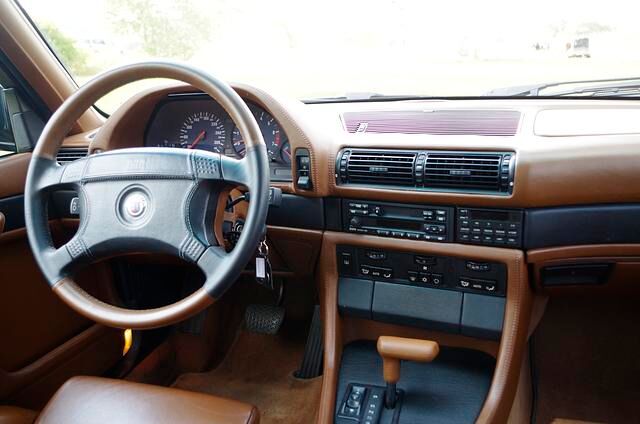 Im Cockpit des Alpina B11 sind Displays noch Mangelware