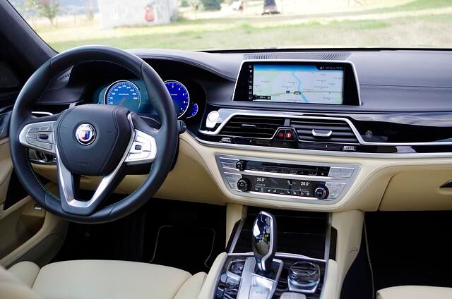 Überall sind Displays, das Fahren ist offenbar Nebensache geworden