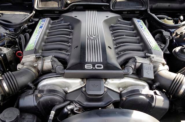 Die 5,4 Liter des V12 im Serien-7er hat Alpina im B12 auf sechs Liter angehoben