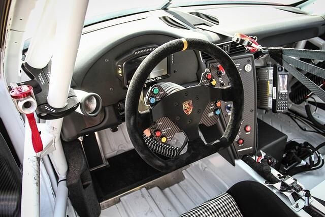 Kleines Rennlenkrad und digitales Display im GT3 Cup