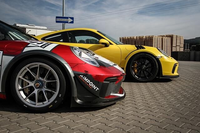 Der GT3 Cup (vorne) steht rundum auf 18-Zöllern, der GT3 RS auf 20-Zöllern vorne und 21-Zöllern hinten