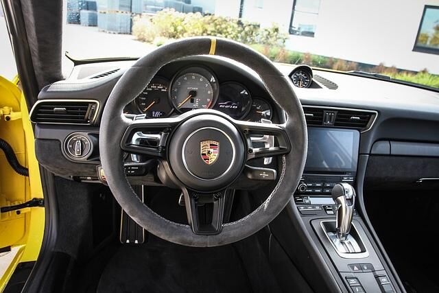 Lenjkrad mit Alcantara und klassischer Tacho im GT3 RS