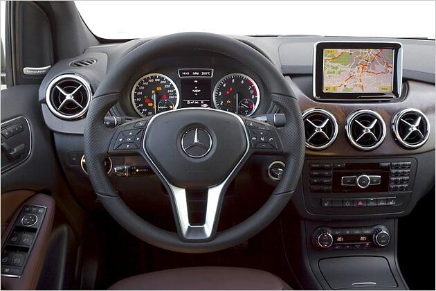 Aufgeräumtes Cockpit mit serienmäßigen Bildschirm auf der Mittelkonsole. Er misst 14,7 Zentimeter in der Diagonalen, die Navi-Funktion kostet extra