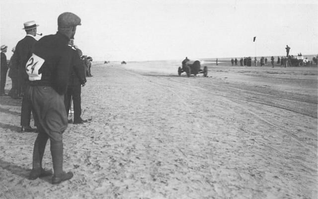 Mit einem Tempo von 228 km/h hat der dunkelgrüne Zweisitzer 1922 am Strand der dänischen Nordseeinsel Fanö sogar einen Geschwindigkeits-Weltrekord eingefahren