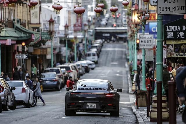 Porsche 911 der Baureihe 992 - auch im Innenstadtverkehr wird gestestet