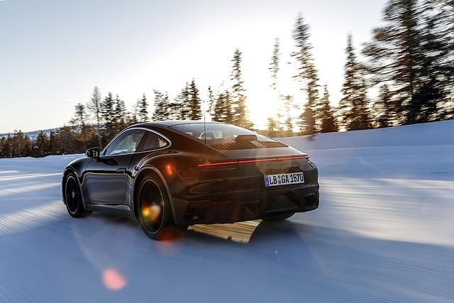 Porsche 911 der Baureihe 992 - Fahrerassistenzsysteme werden besonders im kalten Winter erprobt