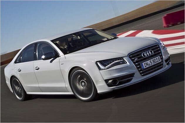 In schnellen Kurven kommt dem S8 der Allrad-Antrieb und das Sportdifferenzial zugute