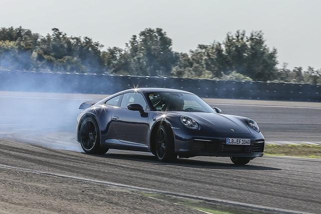 Porsche 911 der Baureihe 992 - quer geht immer