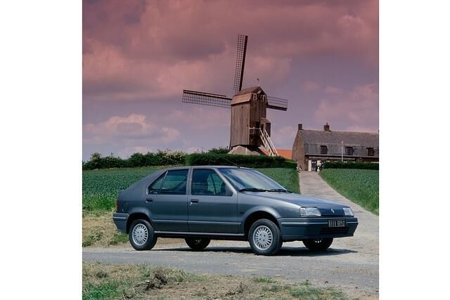 Während erste Entwürfe für den Renault 19 noch vom Hausdesigner Alain Jan stammten, entschied sich die Konzernführung letztlich für ein Designkonzept, das der italienische Starcouturier Giorgetto...