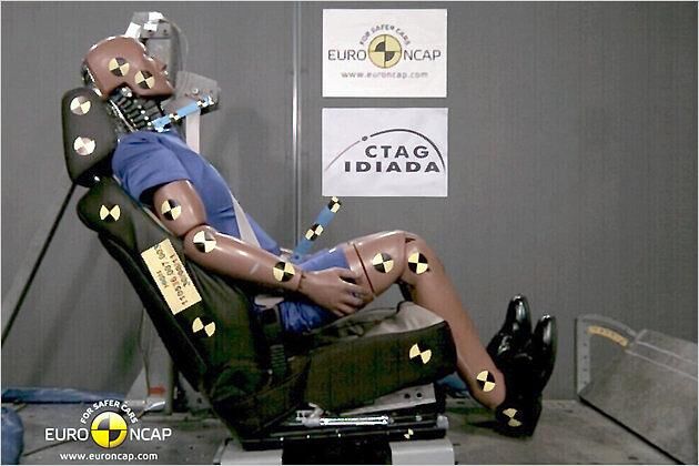 Lancia Thema, Heckaufprall (Sitz und Kopfstütze): Geringer Schutz, 2,7 Punkte