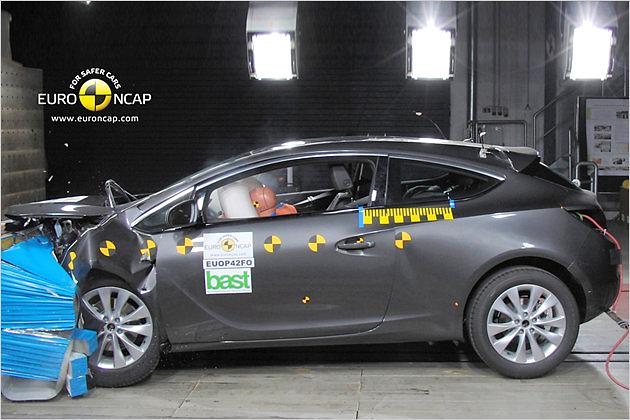 Opel Astra GTC: Gesamtergebnis 5 Sterne. Frontalaufprall: 15,1 Punkte