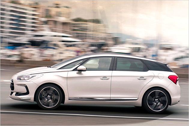 Sportliche Seitenlinie: Beim DS5 verbindet Citroën eine nach hinten abfallende Dachlinie mit einem Kombi-Heck