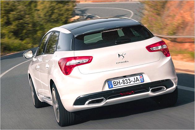 Schmal und breit: Die beiden Endrohr-Blenden des DS5