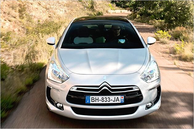 Riesig: Der Citroën-Doppelwinkel in der Front des DS5