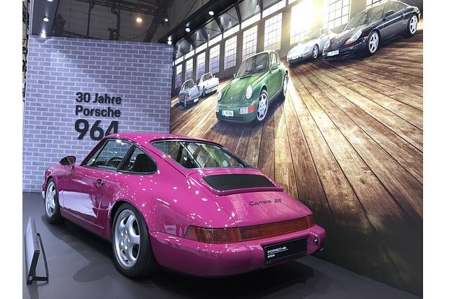 Mit muskulösem Motor, Allradantrieb und Tiptronic und neuem Fahrwerk präsentierte sich der Elfer jetzt als kleiner Bruder des Über-Porsche 959