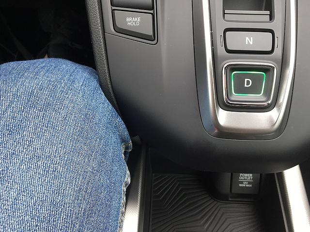 Wie in vielen anderen Autos auch, sorgt die Konstruktion des Cockpits im Honda CR-V Hybrid für Druckpunkte an den Knien