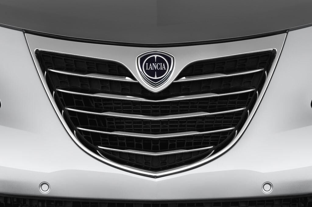 Lancia Ypsilon (Baujahr 2010) Platino 3 Türen Kühlergrill und Scheinwerfer