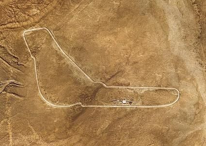 BMW baut Rennstrecke in der Sahara nach  - Monza offroad 