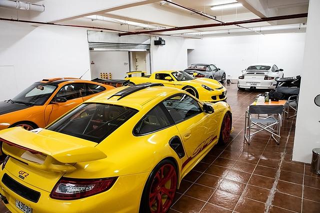In Yousef Fittianis Garage stehen ein Porsche 911 Turbo Cabriolet (996), ein gelber 911 GT3 RS, der ebenso aus dem Jahr 2007 stammt, wie der weiße 911 GT3. Ein schwarzes 911 Cabrio (1989), ein...