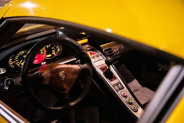 Das Carrera GT-Cockpit erstrahlt in der Nachtbeleuchtung