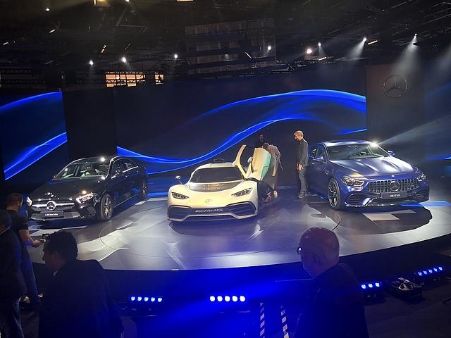 Mercedes zeigt ein Dreigestirn bestehend aus der A-Klasse (links), dem Mercedes-AMG one (Mitte) und dem AMG GT Viertürer