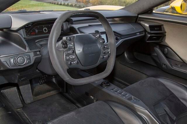 Das viereckige Lenkrad beheimatet auch die Knöpfe für den Blinker