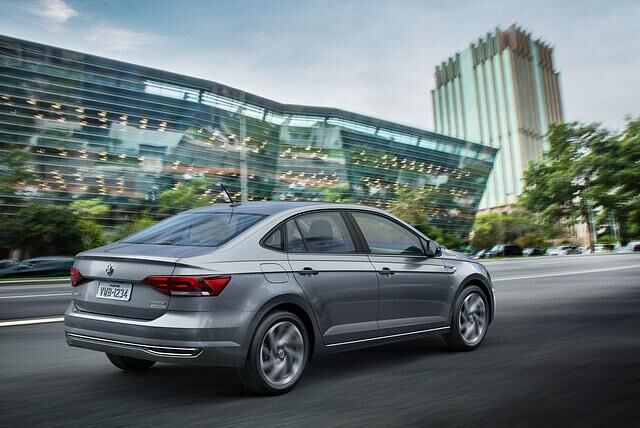 Basis für die kleine Limousine ist der modulare Querbaukasten A0, auf dem auch der aktuelle VW Polo basiert 