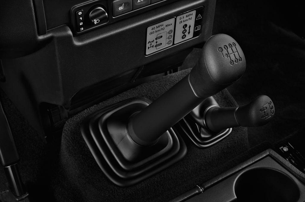 Land Rover Defender (Baujahr 2013) SE 3 Türen Schalthebel