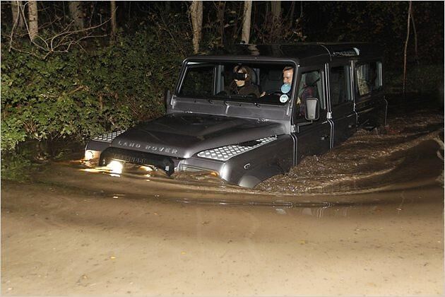 Wasser bis über die Scheinwerfer: So tief ins Nasse kann man sich mit kaum einem anderen Auto vorwagen