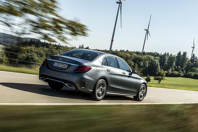 Das Fahrwerk des C 300 de ist straff