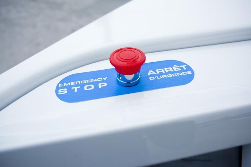 Im Notfall können Passagiere das robotisierte Vehikel per Knopfdruck stoppen.
