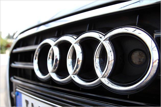 In den äußersten Ring des Audi-Emblems ist eine Kamera integriert, die unter anderem für die Verkehrszeichenerkennung zuständig ist