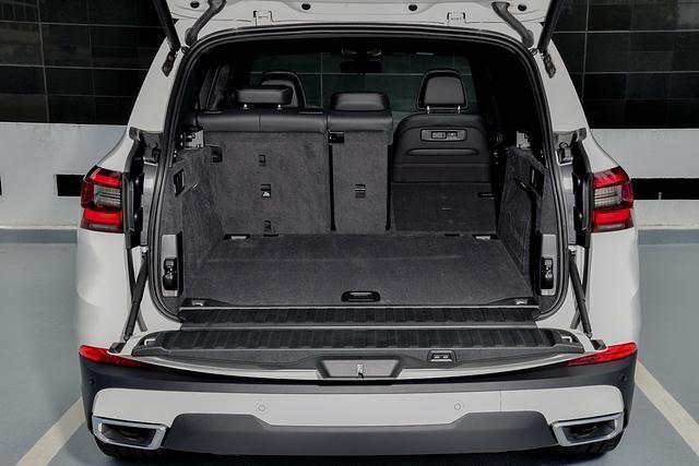 Schon eine gewisse Tradition hat beim X5 die horizontal geteilte Heckklappe. Der Kofferraum bietet Platz für 650 bis 1.860 Liter