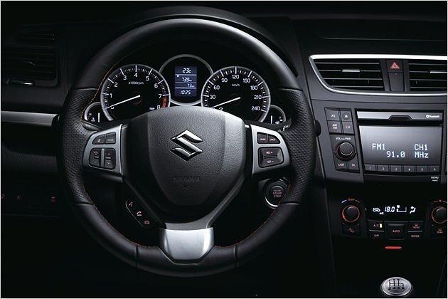 Den Fahrer erwartet im Cockpit ein Sportlenkrad mit Lederbezug