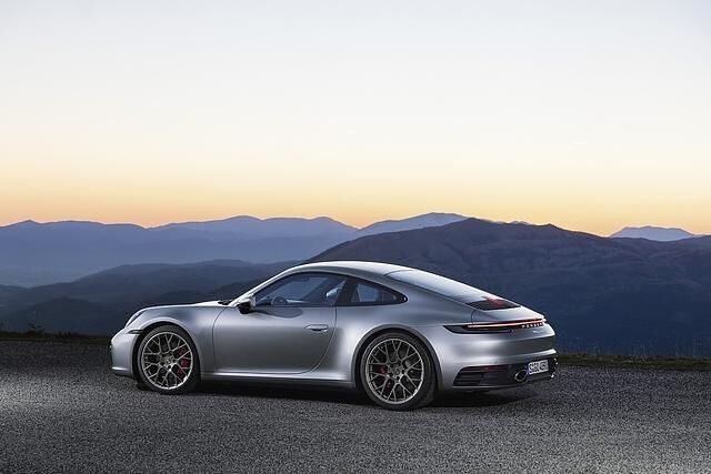 Hinten hat der Porsche 911 Baureihe 992 21 Zoll Räder