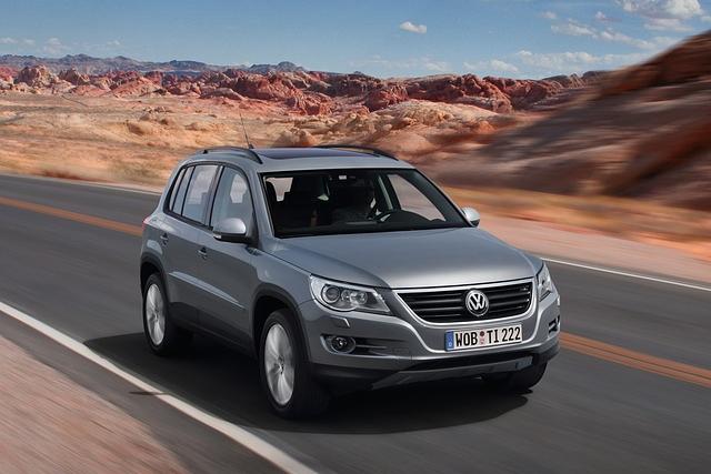 Beim Vor-Facelift-Tiguan bilden Scheinwerfer und Kühlergrill noch keine optische Einheit