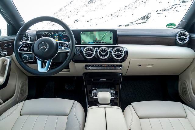 Auf 4,42 Metern bietet der Kompakte recht viel Platz, optional ist das neue Infotainment-System MBUX mit großen Bildschirmen