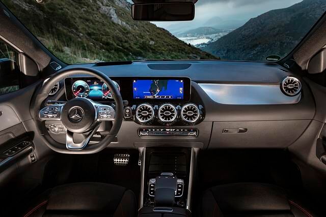 Im Blickfeld des Fahrers werden die nötigen Instrumente analog dargestellt