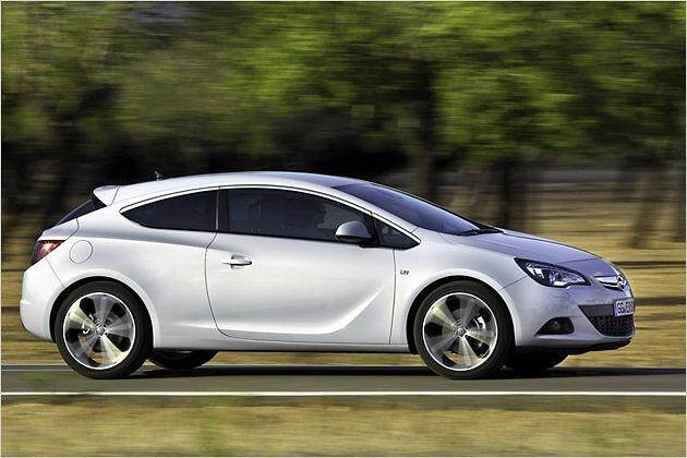 Die seitliche Silhouette wird durch die Opel-typische Sichel im unteren Bereich und eine neue Kante auf Höhe der Türgriffe dominiert