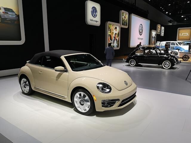 VW gibt sich bescheiden, zeigt nur die Abschiedsversion des Beetle Cabrio